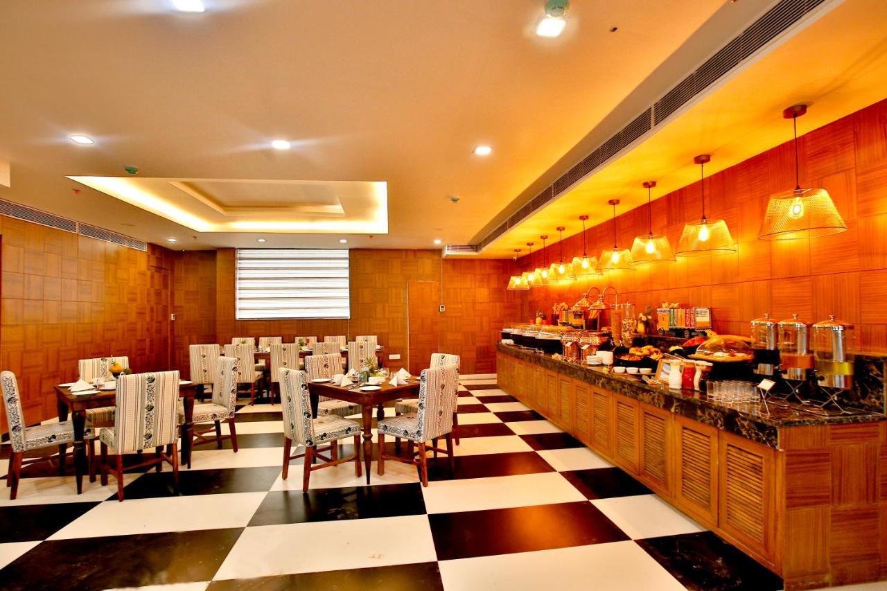 Hotel The Fern Residency Noida Exterior foto